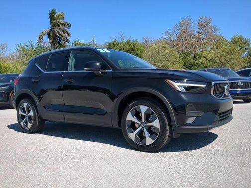 2025 Volvo XC40 B5 Core Bright Theme