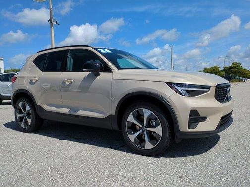 Sand Dune Metallic 2026 Volvo XC40 B5 Core