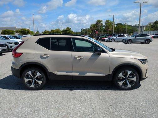 Sand Dune Metallic 2026 Volvo XC40 B5 Core