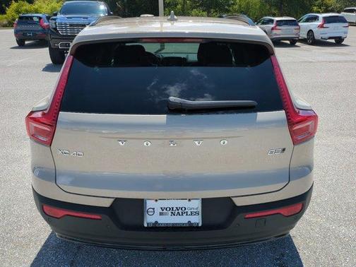 Sand Dune Metallic 2026 Volvo XC40 B5 Core