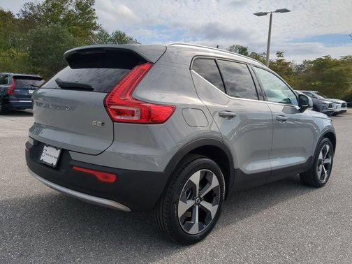 2025 Volvo XC40 B5 Core Bright Theme