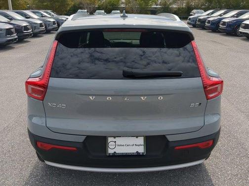 2025 Volvo XC40 B5 Core Bright Theme