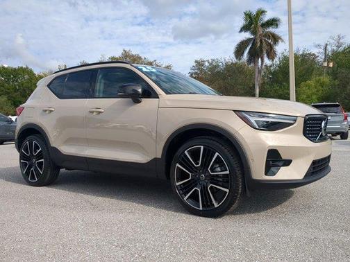 2025 Volvo XC40 B5 Ultra Dark Theme