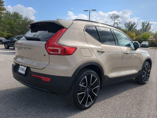 2025 Volvo XC40 B5 Ultra Dark Theme