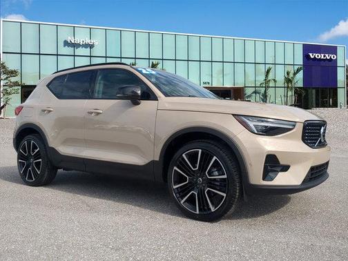 2025 Volvo XC40 B5 Ultra Dark Theme