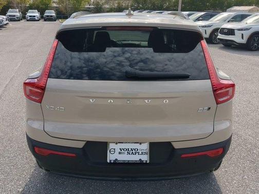 2025 Volvo XC40 B5 Ultra Dark Theme