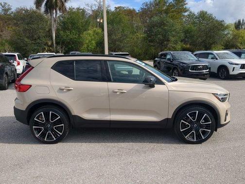 2025 Volvo XC40 B5 Ultra Dark Theme