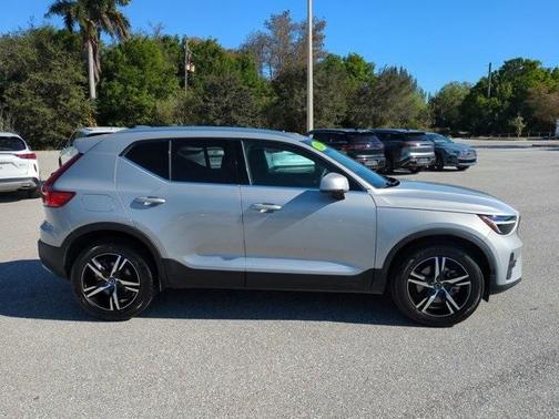 2025 Volvo XC40 B5 Core Bright Theme