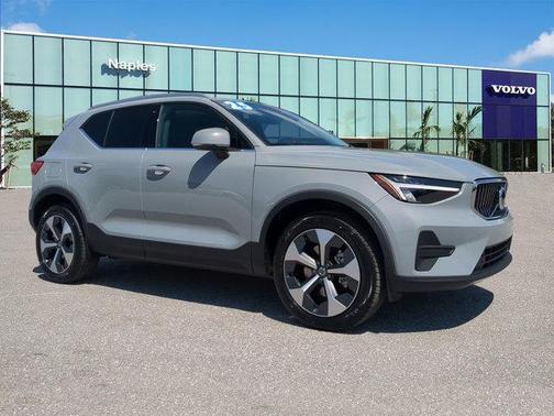 2025 Volvo XC40 B5 Core Bright Theme