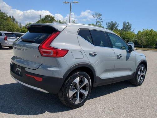 2025 Volvo XC40 B5 Core Bright Theme