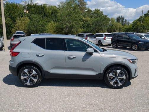 2025 Volvo XC40 B5 Core Bright Theme