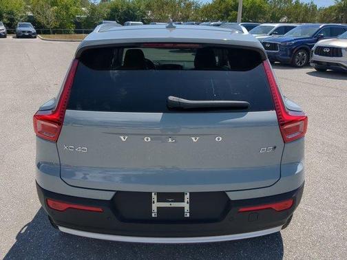 2025 Volvo XC40 B5 Core Bright Theme