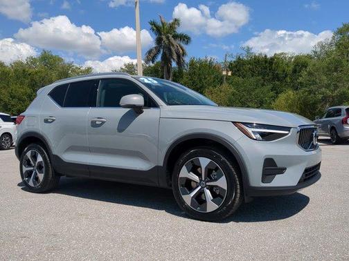 2025 Volvo XC40 B5 Core Bright Theme