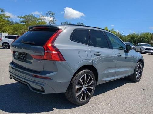 2023 Volvo XC60 B5 Plus Dark Theme