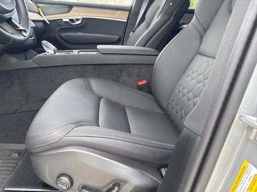 2025 Volvo XC90 B5 Plus