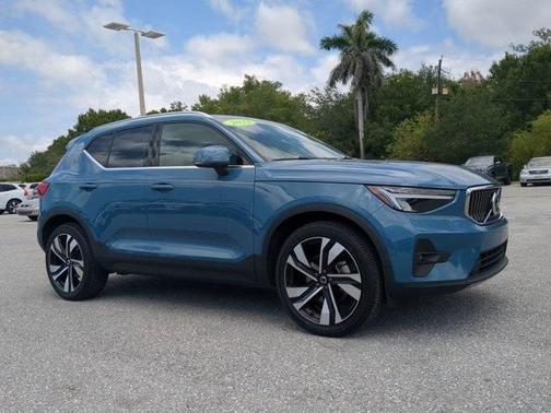 2023 Volvo XC40 B5 Plus Bright Theme