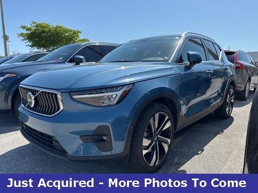 2023 Volvo XC40 B5 Plus Bright Theme