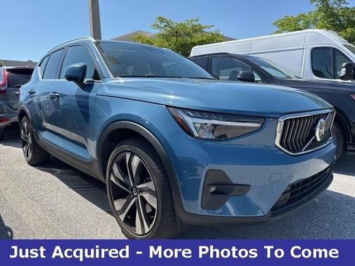 2023 Volvo XC40 B5 Plus Bright Theme