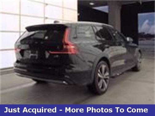 2024 Volvo V60 Cross Country B5 Plus