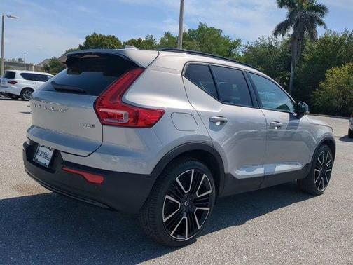 2025 Volvo XC40 B5 Ultra Dark Theme