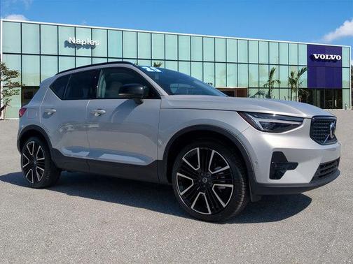 2025 Volvo XC40 B5 Ultra Dark Theme
