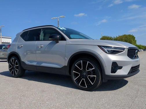 2025 Volvo XC40 B5 Ultra Dark Theme