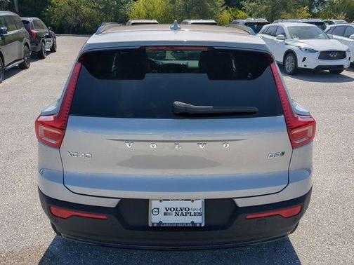 2025 Volvo XC40 B5 Ultra Dark Theme