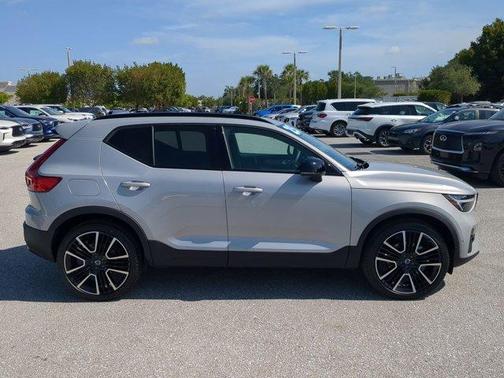 2025 Volvo XC40 B5 Ultra Dark Theme