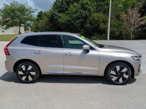 2023 Volvo XC60 Recharge Plug-In Hybrid T8 Plus Bright Theme