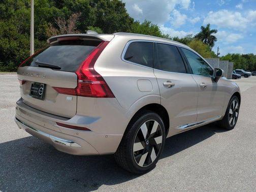 2023 Volvo XC60 Recharge Plug-In Hybrid T8 Plus Bright Theme