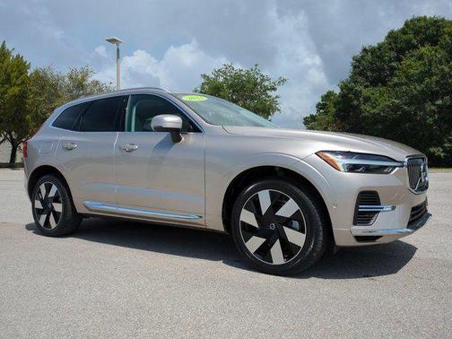 2023 Volvo XC60 Recharge Plug-In Hybrid T8 Plus Bright Theme