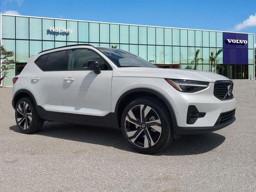 2025 Volvo XC40 B5 Ultra Dark Theme