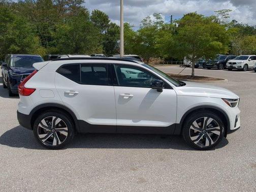 2025 Volvo XC40 B5 Ultra Dark Theme