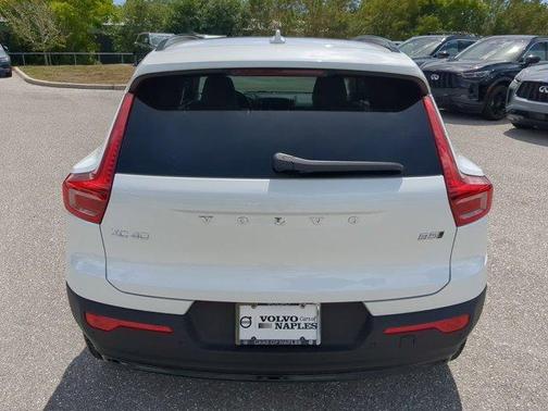 2025 Volvo XC40 B5 Ultra Dark Theme