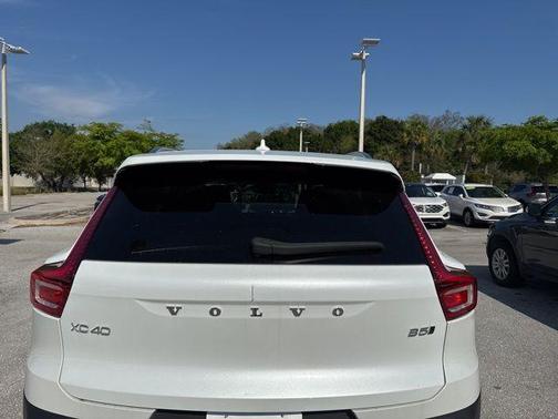 Crystal White Metallic 2023 Volvo XC40 B5 Ultimate Bright Theme