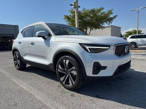 Crystal White Metallic 2023 Volvo XC40 B5 Ultimate Bright Theme