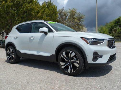 Crystal White Metallic 2023 Volvo XC40 B5 Ultimate Bright Theme