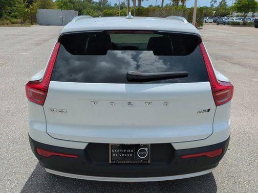 Crystal White Metallic 2023 Volvo XC40 B5 Ultimate Bright Theme