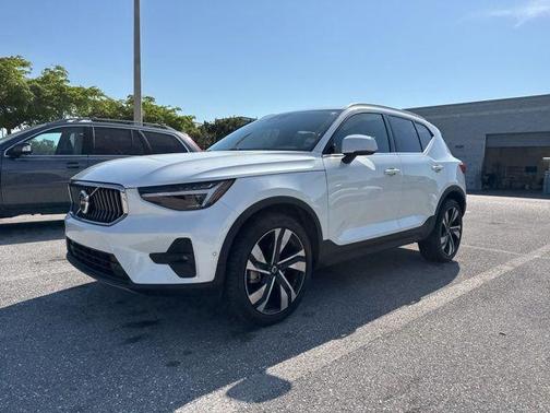 Crystal White Metallic 2023 Volvo XC40 B5 Ultimate Bright Theme