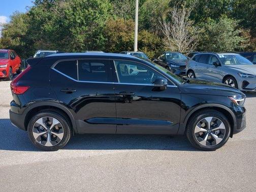 2025 Volvo XC40 B5 Core Bright Theme