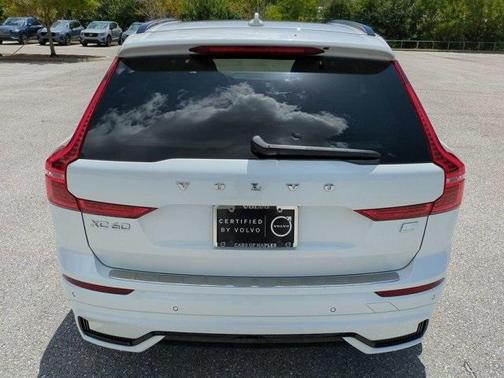 2024 Volvo XC60 Recharge Plug-In Hybrid T8 Ultimate Dark Theme