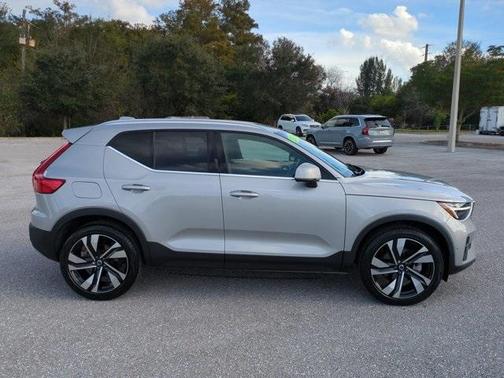 2024 Volvo XC40 B5 Plus Bright Theme