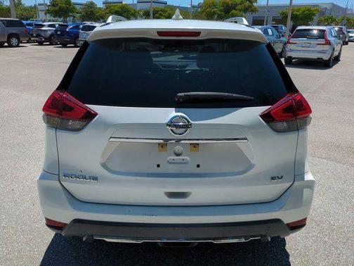 White 2018 Nissan Rogue SV