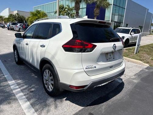 White 2018 Nissan Rogue SV