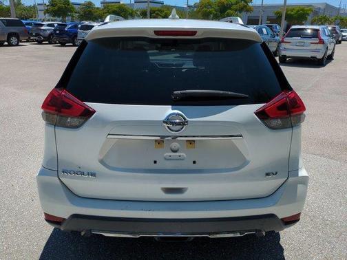 White 2018 Nissan Rogue SV