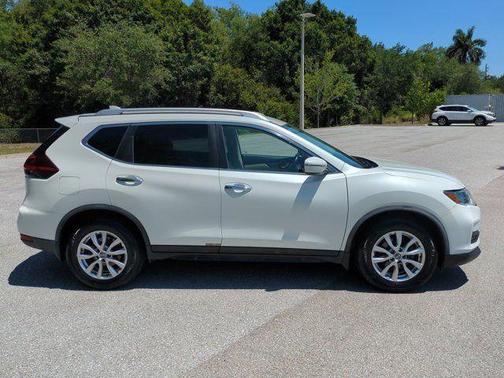 White 2018 Nissan Rogue SV