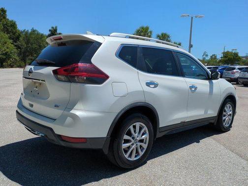 White 2018 Nissan Rogue SV