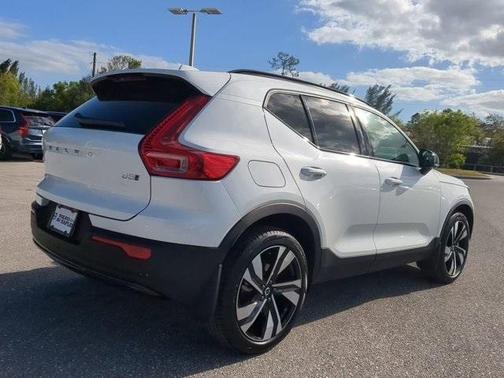 2025 Volvo XC40 B5 Plus Dark Theme