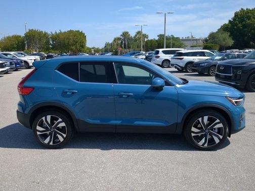 2025 Volvo XC40 B5 Plus Bright Theme