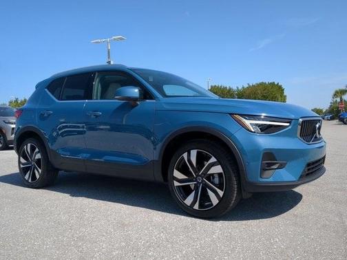 2025 Volvo XC40 B5 Plus Bright Theme